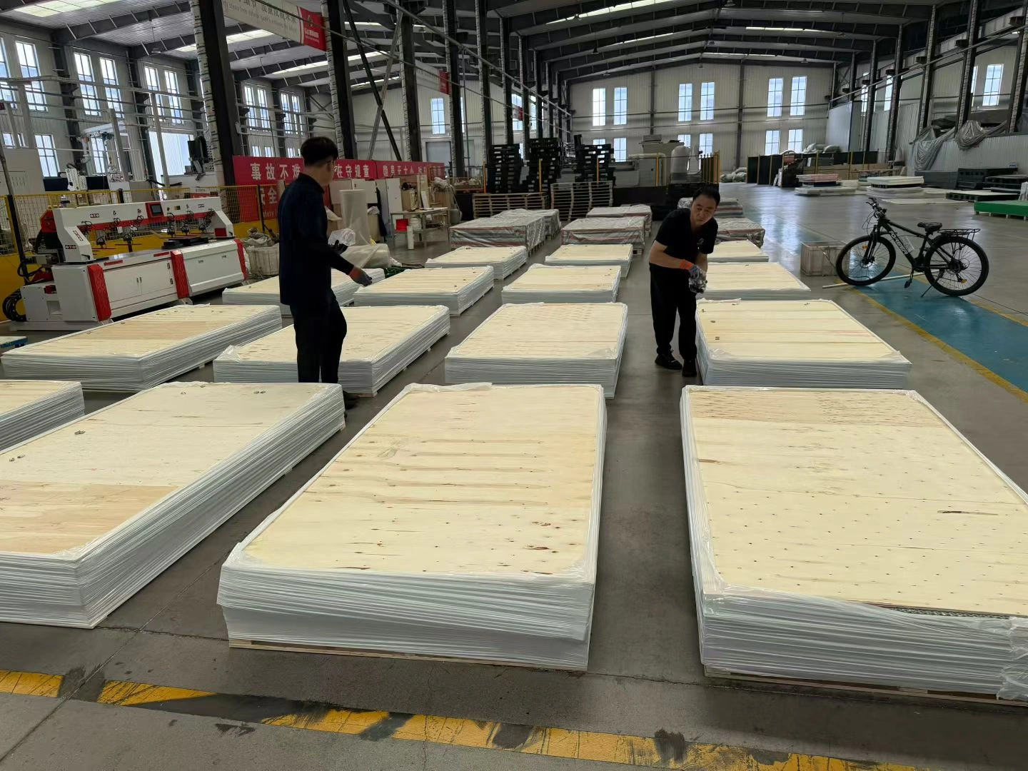 Stok lembaran putih di bengkel
