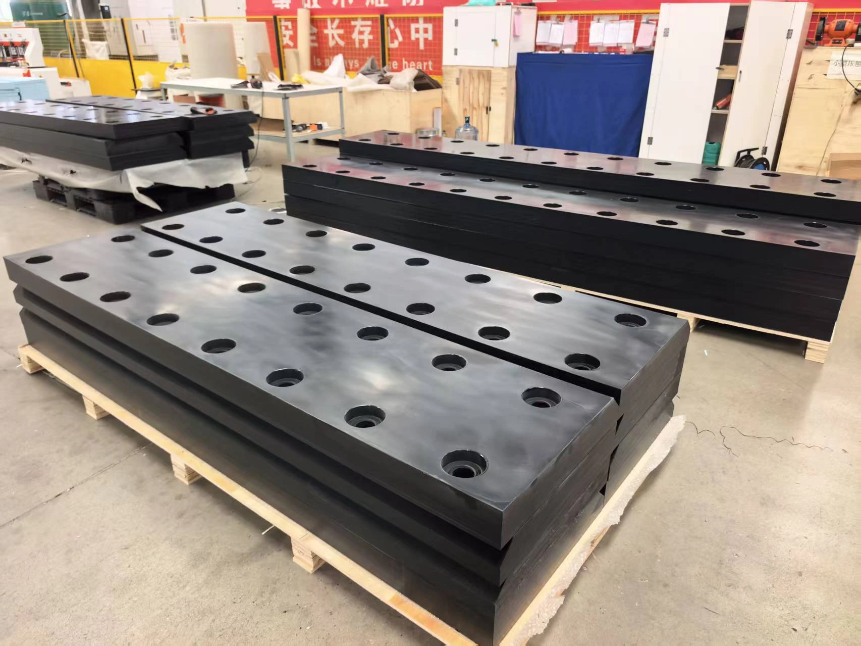 Stok komponen UHMWPE berlubang